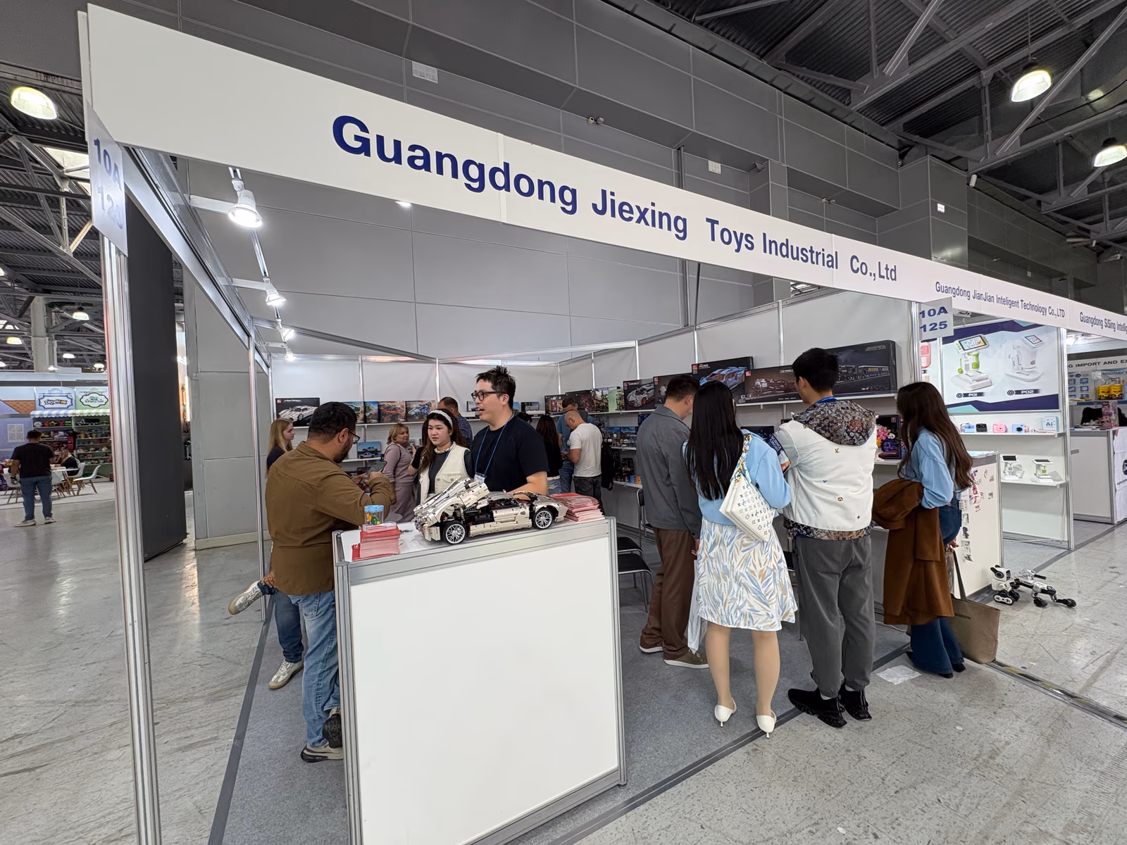 Visitors meeting the JIESTAR team beside the 2025 Moscow display